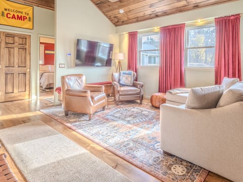 Top Airbnb: Lake George Luxury Cabin (2 bed/2 bath) in Lake George