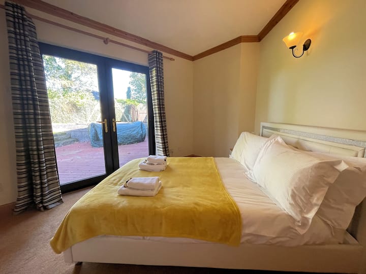 חדר שינה 5 נמצא בקומת הקרקע ויש לו דלתות ישירות לגינה.