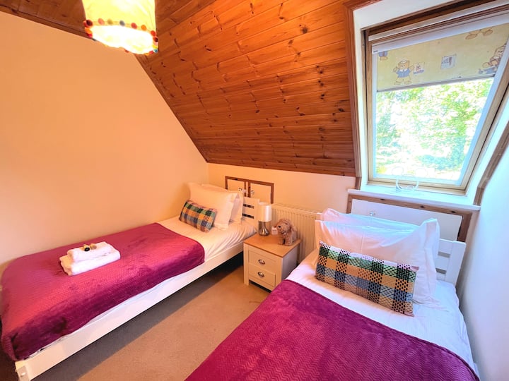 חדר שינה 4 נמצא בקומה הראשונה והוא חדר התאומים היחיד.