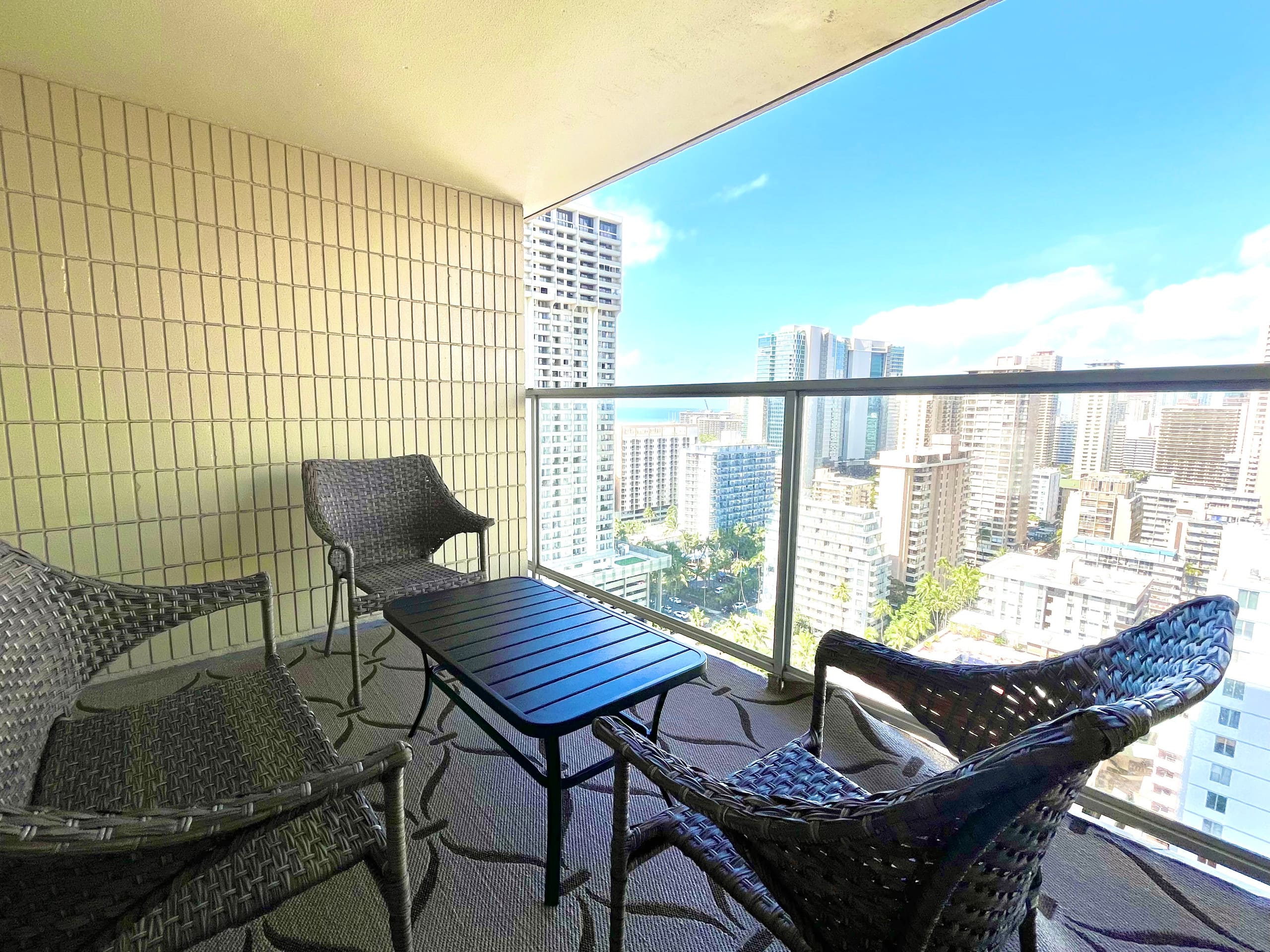 Private studio with Balcony  in Center of Waikiki! - Image 39
