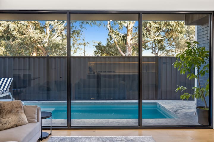 “Luxury Escape: Brand-New Home, Stunning Pool” Spa