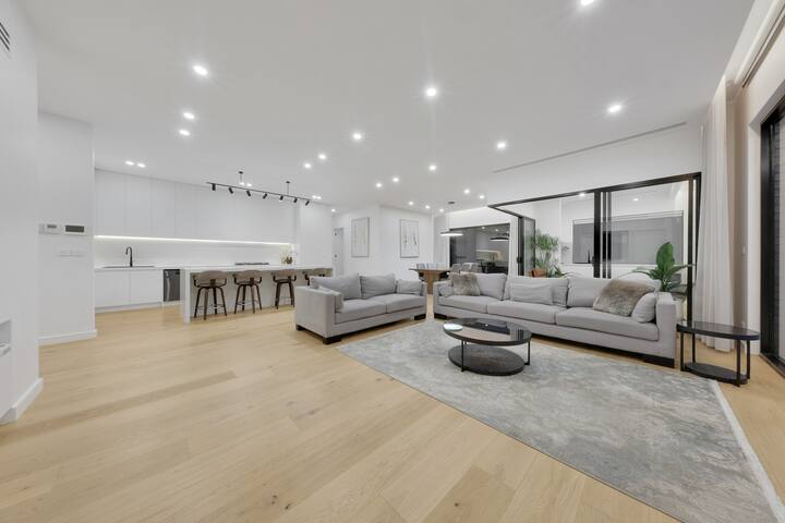 “Luxury Escape: Brand-New Home, Stunning Pool” Spa gallery image 2