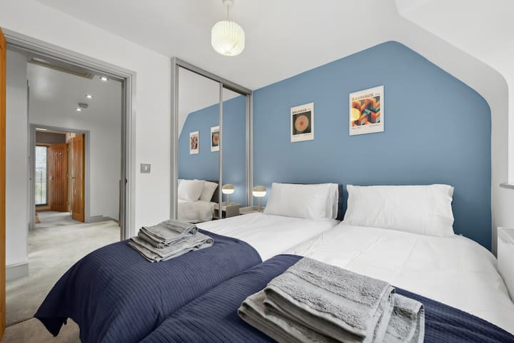 Segundo dormitorio con 2 camas individuales y armario. Persianas opacas