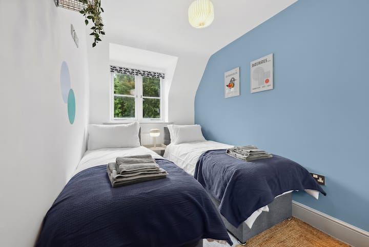 Tercer dormitorio con 2 camas individuales. Persianas opacas