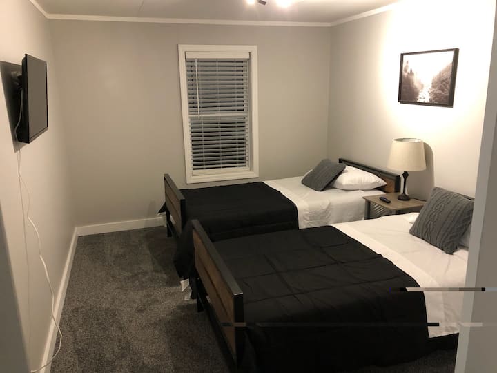 Samostatné postele s inteligentným televízorom