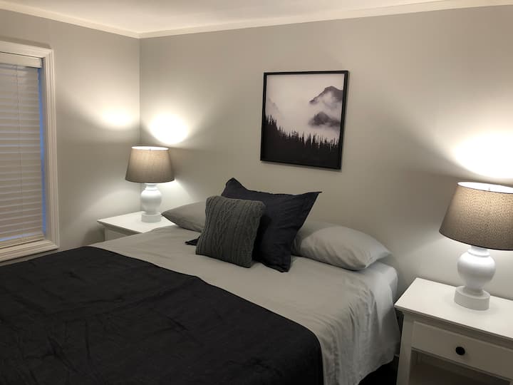 Pohodlná menšia manželská posteľ s inteligentným televízorom