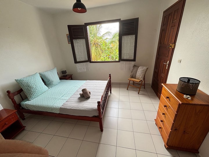 Საძინებელი ტერასას გადაჰყურებს მისი დამატებითი კარის წყალობით.