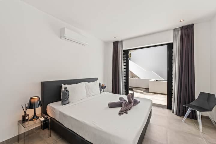 Влезте в спокойното си уединение! Тази шикозна спалня ви кани да се отпуснете със стил, с естествена светлина и безпроблемна връзка с околната среда. Перфектно за спокойна почивка!