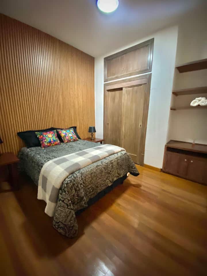 La recámara principal  con cama matrimonial cuenta con  buros, lamparas, closet, espejo cuerpo completo, burro de planchar, ganchos para ropa y plancha.