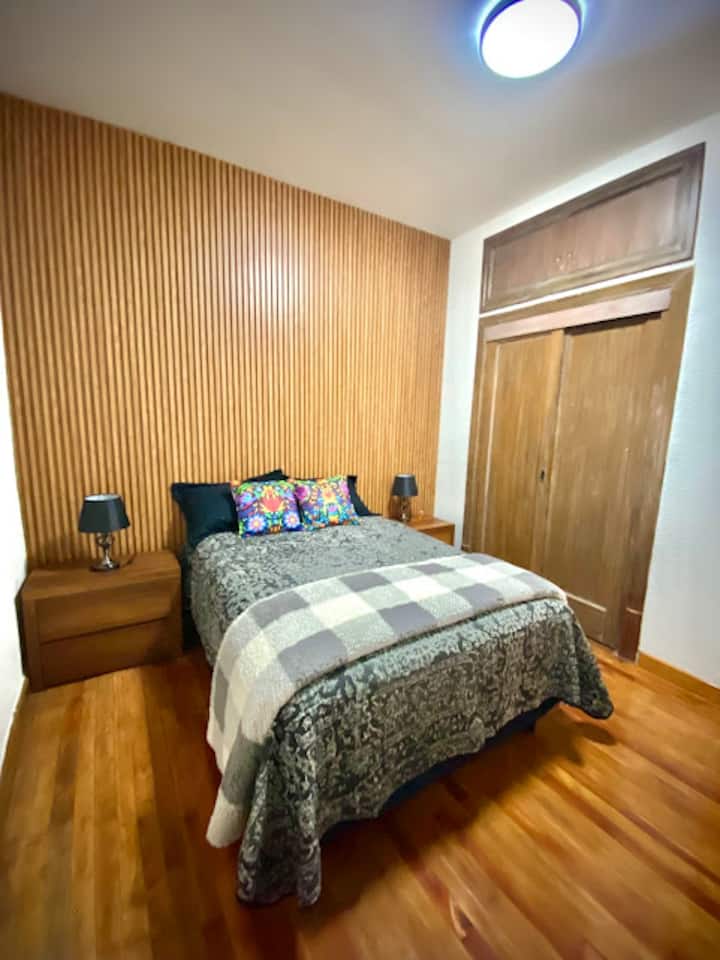 Esta cómoda recámara cuenta con  clama matrimonial, closet, buros con almacenamiento, lámparas, espejo de cuerpo completo y ganchos para ropa. 