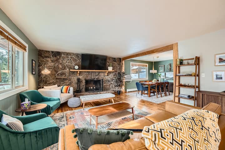 Luxury Vintage Mountain Escape W/ Hot Tub - Evergreen, CO
