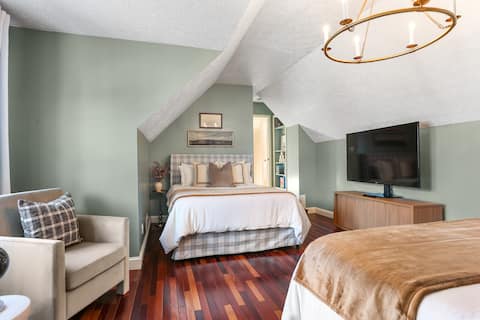 Spacious Dog Friendly Home-Pool & Entertainment