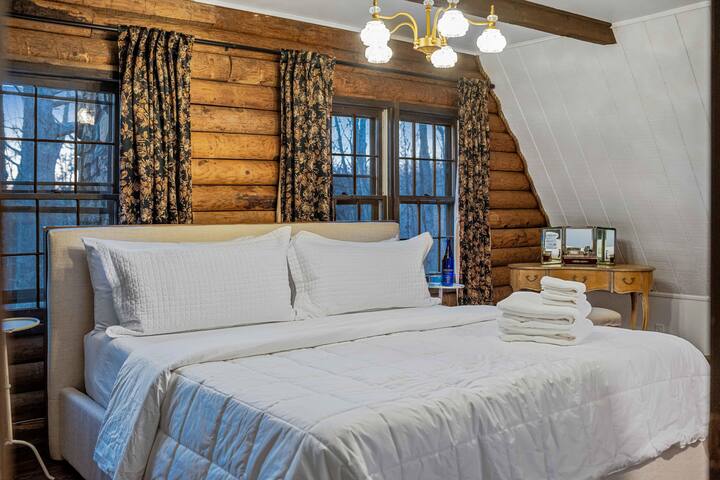Chic Heritage Cabin: Privacy, Luxury & Adventure gallery image 4