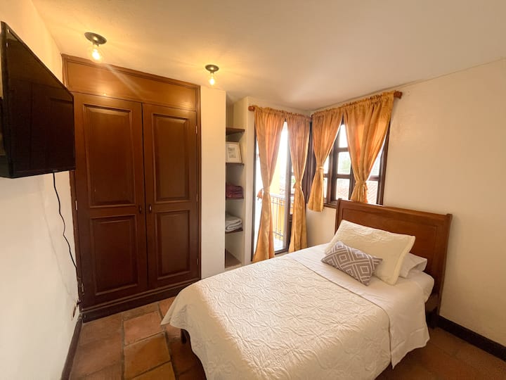 Აღჭურვილია ერთადგილიანი საწოლითა და საკმარისი მოსასხამით, გთავაზობთ ყველა საჭირო სივრცეს. Ბიბლიოთეკა იდეალურია კითხვის მოყვარულთათვის.  Იდეალურია თქვენი დღის მშვიდად დასაწყებად!