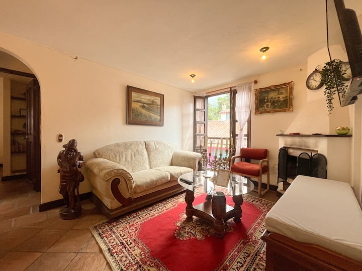 Დატკბით კანდელარიის ხიბლით ამ კოლონიური ოთახით, რომელიც გაფორმებულია კოლუმბიელი ხელოსნების უნიკალური ქანდაკებებით. Თითოეული ნამუშევარი ასახავს ბოგოტის ყველაზე საკულტო უბნის მდიდარ კულტურასა და ისტორიას. ¡ტრადიციებითა და სტილით სავსე სივრცე!