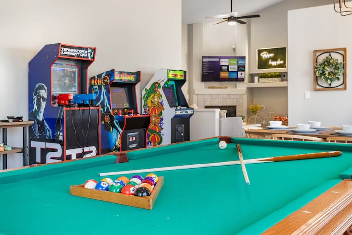 5BR Kareoke, Arcade, Billiard Room, and Pool!