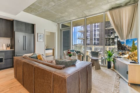 Top Airbnb: Luxury Unit Rooftop Pool Private Balcony Rainey St in Downtown