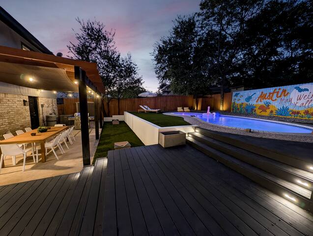 Pool/GameRoom/FirePit/Sleeps 12/Mins to SoCo&DT gallery image 2