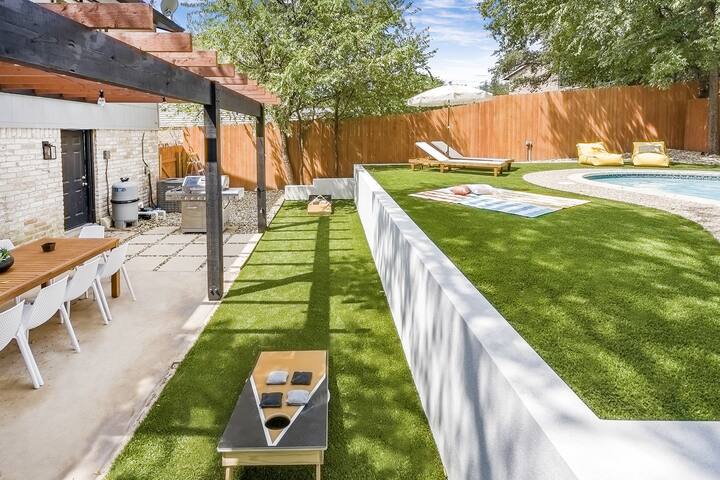 Pool/GameRoom/FirePit/Sleeps 12/Mins to SoCo&DT gallery image 3