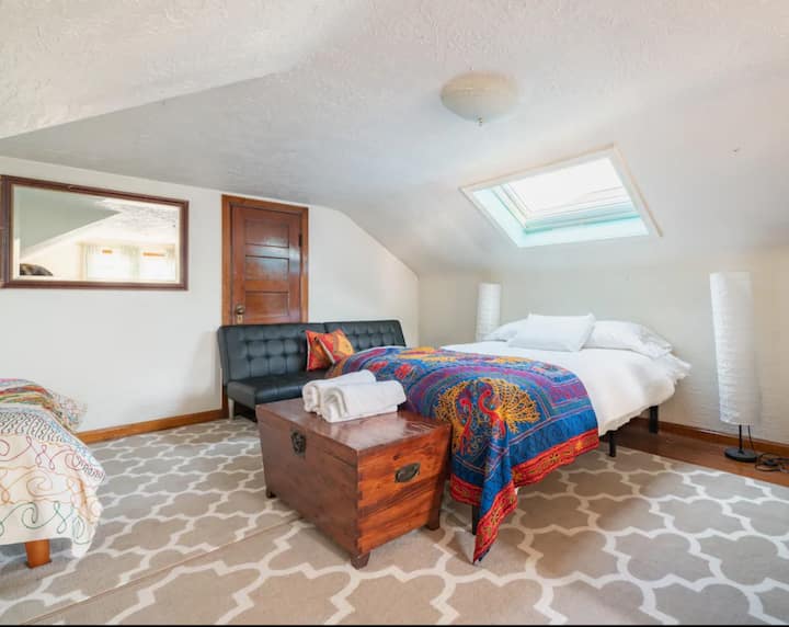 Следуваат нови фотографии - го преместивме овој кауч и ја отворивме втората спална соба. 

Во овој простор има прекрасен брачен кревет (широк 150-179 см), надополнет со прозорец на таванот кој ја исполнува собата со природна светлина. Ќе ја цените прилагодливата завеса на прозорецот на таванот.