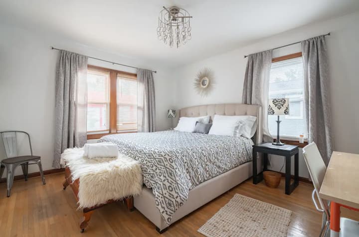 Главната брачна спална соба! Оваа пространа соба има удобен брачен кревет (широк 150-179 см) и простор наменет за работа. Спалната соба е исполнета со одлична природна светлина, создавајќи светла и пространа атмосфера.

