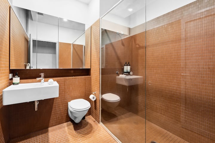 Full bathroom 2 image 1