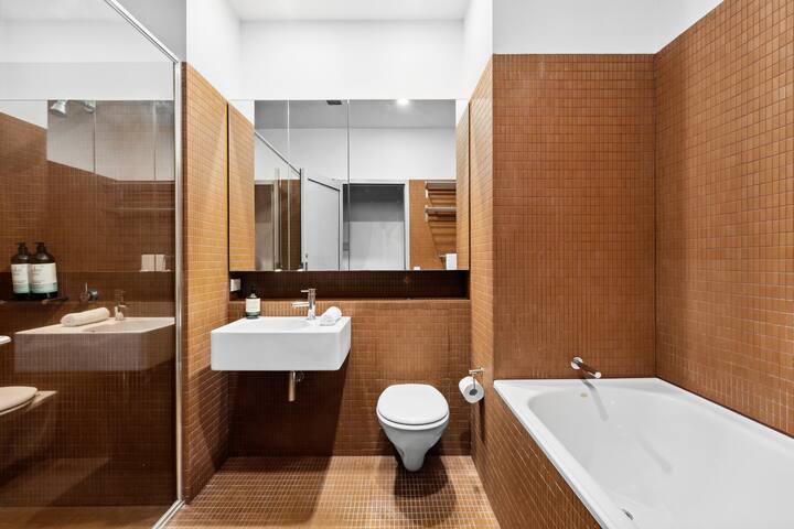 Full bathroom 1 image 1