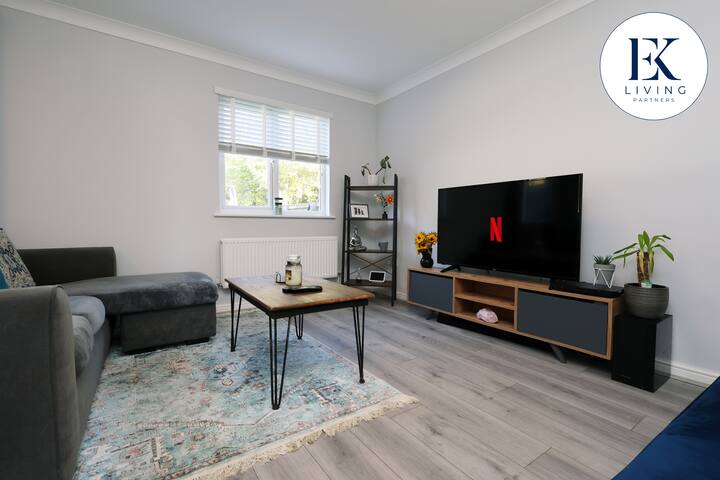 Spacious 3 Bedroom House In The Heart Of Bridgend - Bridgend