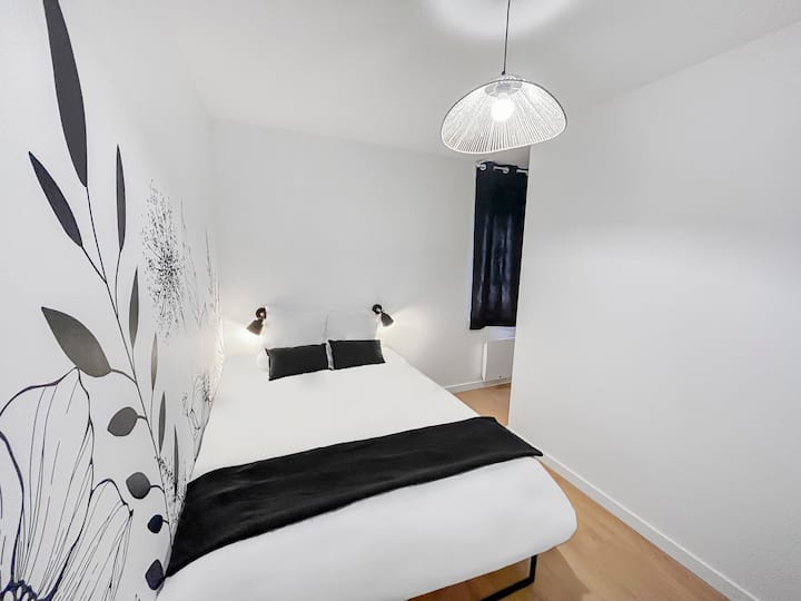 Ukusno uređena spavaća soba s udobnim bračnim krevetom i umirujućom atmosferom. Savršeno mjesto za miran odmor nakon napornog dana.