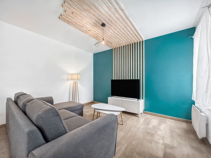 Prostran i svijetao dnevni boravak s udobnom sofom, televizorom ravnog ekrana i modernim ukrasima u plavom tonu. Idealno za opuštanje nakon cjelodnevnog razgledavanja.