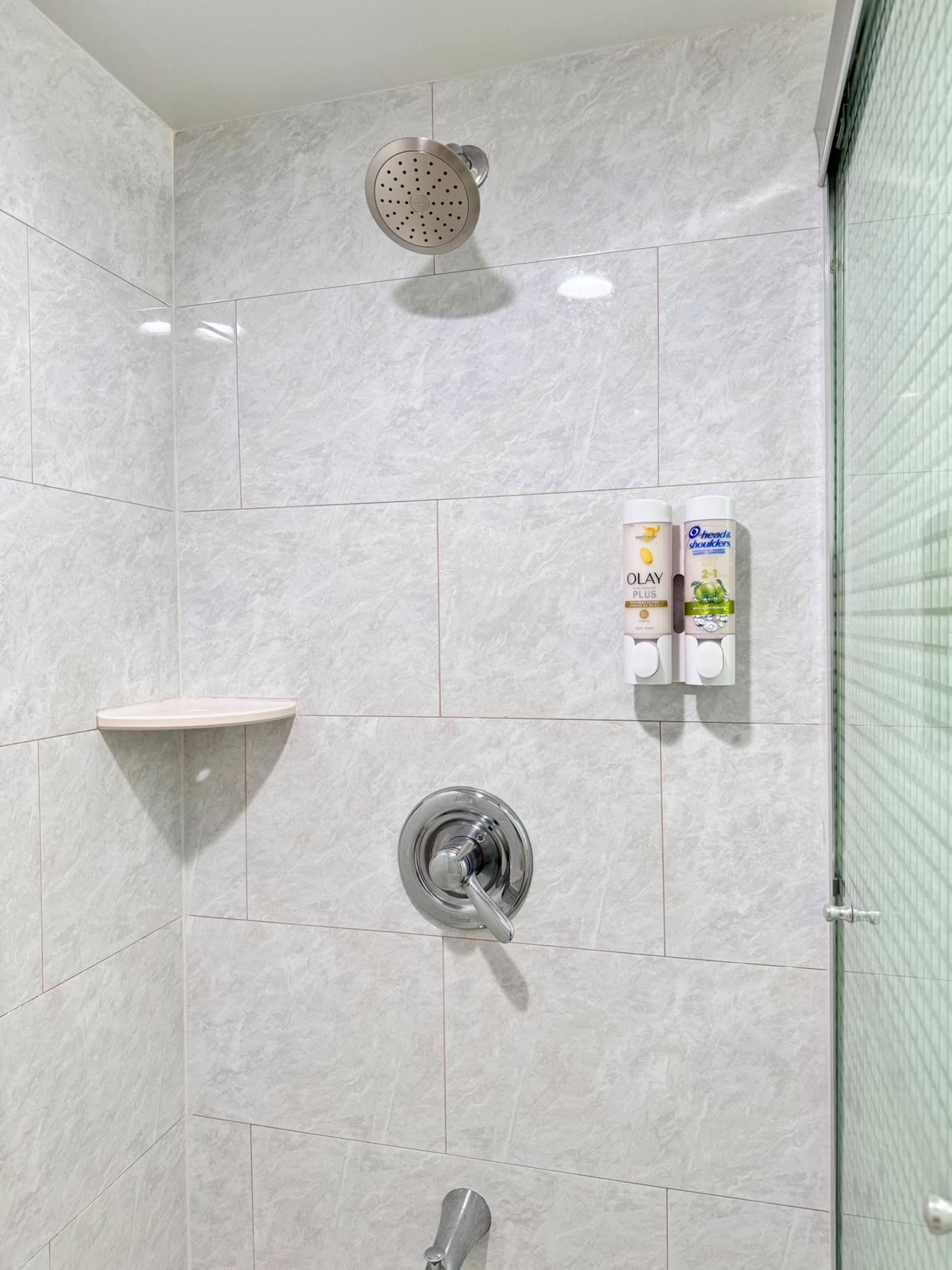 Condo in Honolulu · ★4.93 · 2 bedrooms · 4 beds · 2 private baths - Image 21