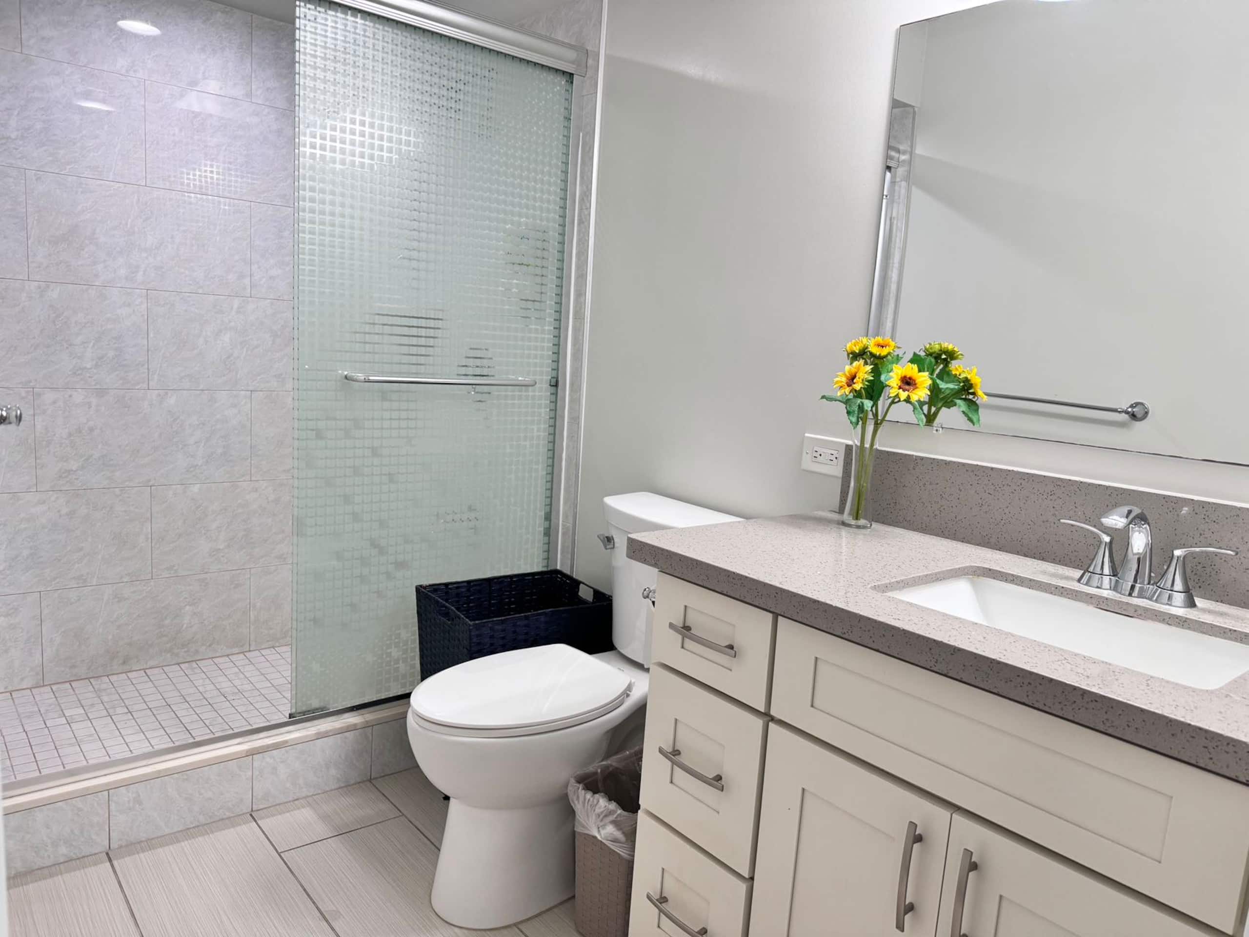 Condo in Honolulu · ★4.93 · 2 bedrooms · 4 beds · 2 private baths - Image 19