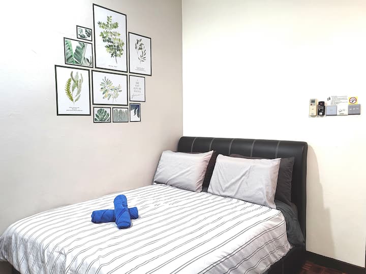 **Izba B** 
~ Matrac Queen Size Luxury Hotel Collection (The World's Best Hotel Bed - King Koil)
~ 1,0 HP klimatizácia
~ Vysokorýchlostný stropný ventilátor
~ Vešiaky 
~ Skladací stôl a stolička
~ Zrkadlo
