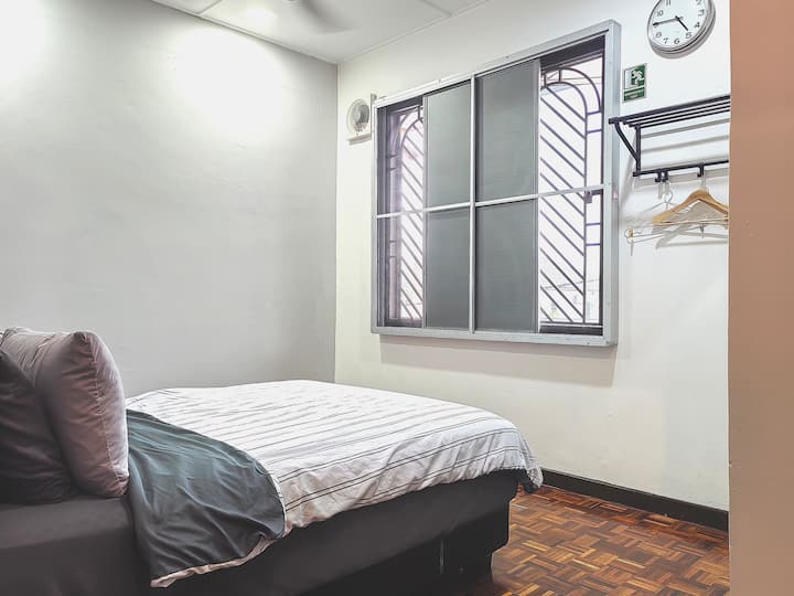 **Izba A** 
~ Matrac Queen Size Luxury Hotel Collection (The World's Best Hotel Bed - King Koil)
~ 1,0 HP klimatizácia
~ Vysokorýchlostný stropný ventilátor
~ Vešiaky 
~ Skladací stôl a stolička
~ Zrkadlo
