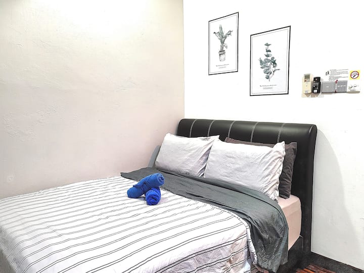 **Room C** 
~ Queen Size Luxury Hotel Collection Mattress (The World 's Best Hotel Bed - King Koil)
~ 1,0 HP klimatizácia
~ Vysokorýchlostný stropný ventilátor
~ Vešiaky 
~ Skladací stôl a stolička
~ Zrkadlo
