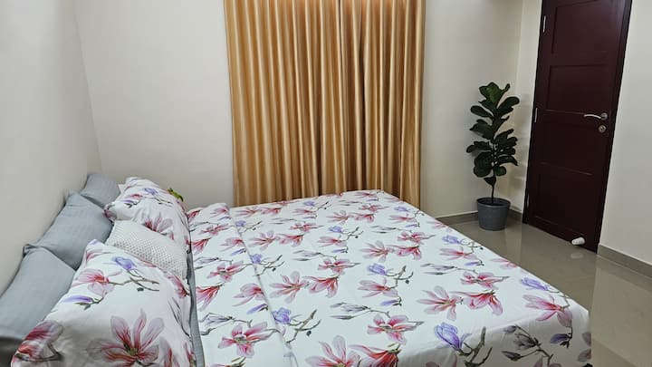 Klimatizirana spavaća soba s iznimno velikim bračnim madracem i pripadajućom kupaonicom