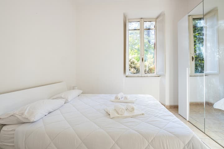 El dormitorio es muy grande y luminoso, encontrarás sábanas limpias y fragantes con telas de hotel profesionales, la vista del jardín privado garantiza la privacidad y el aislamiento del tráfico urbano, estarás en un oasis cerca del centro de Roma.