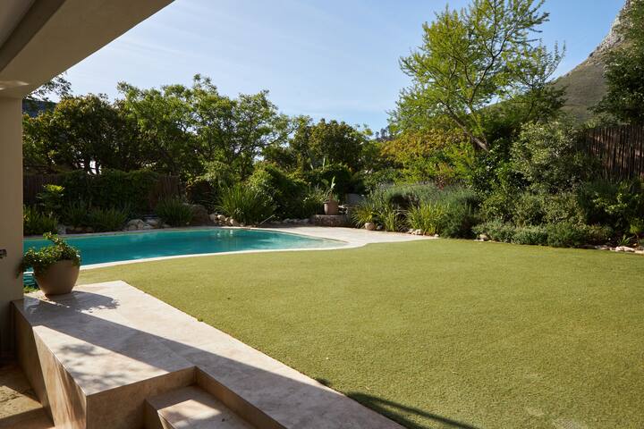 Camps Bay villa w/pool + solar+15 min walk 2 beach
