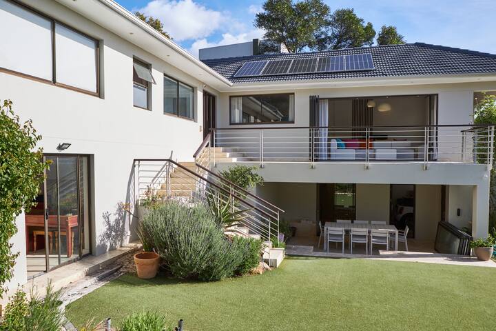 Camps Bay villa w/pool + solar+15 min walk 2 beach gallery image 2