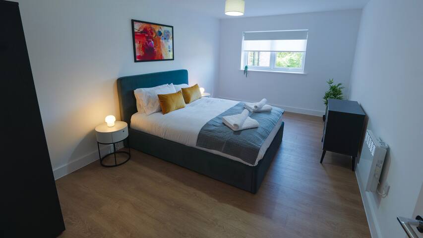 Luxury Manchester Apartment – Blue gallery image 4