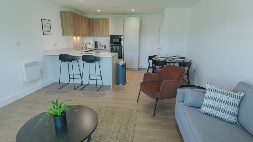 Luxury Manchester Apartment – Blue gallery image 3