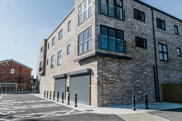 Luxury Manchester Apartment – Blue gallery image 2