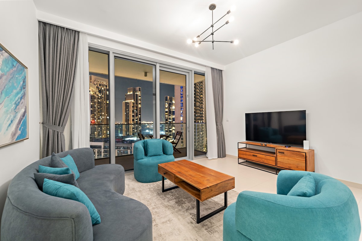 Всекидневна: спиращите дъха гледки към града подчертават това модерно място за отдих, идеално за релаксация!