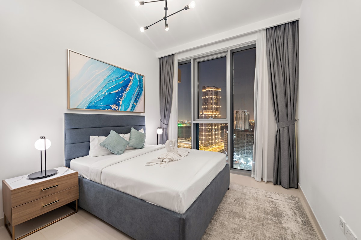 Отпуснете се в привлекателната втора спалня с удобно двойно легло, меко спално бельо и достатъчно място за съхранение. С изискан декор и уютна атмосфера, това е идеалното място за почивка след натоварен ден, осигурявайки спокоен и комфортен престой.