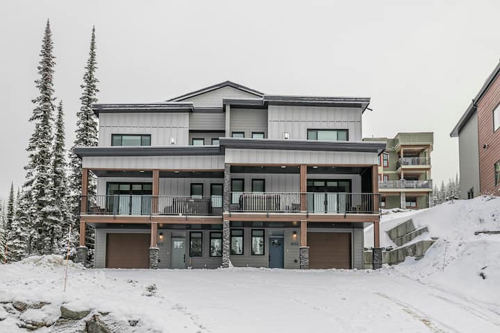 Entire duplex 2, hot tubs, garage & on the skiway