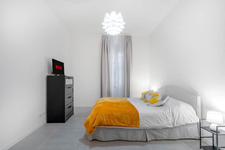 הסוויטה הראשית כוללת מיטת קווין סייז, מצוידת בכריות ומזרן ספוג זיכרון, יש ארון גדול לאחסון החפצים שלכם וטלוויזיה חכמה 55אינץ '. בחדר יש וילונות האפלה שיבטיחו פרטיות מקסימלית