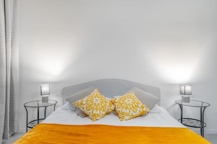 החדר השני, המצויד במיטת קווין סייז נוחה עם כריות ספוג זיכרון. היא מרוהטת עם ארון כפול וטלוויזיה חכמה. הסביבה שקטה מאוד והווילונות המחשיכים מבטיחים פרטיות והגנה מקסימליות מפני האור החיצוני.