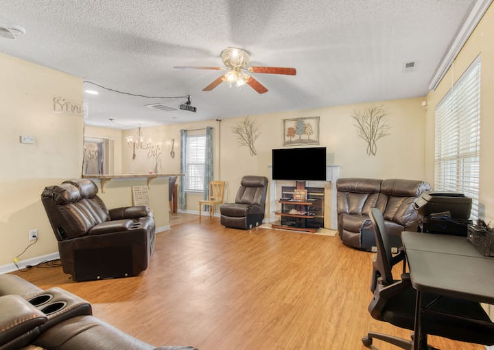 Hot Tub, Pool Table & Backyard! | 3 Bdrm Home! - Charlotte, NC