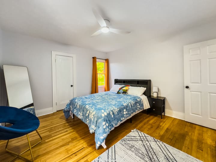 Просторна, спокойна и привлекателна, тази спалня предлага комфорт и лесен достъп до клиниката в Кливланд и University Heights.