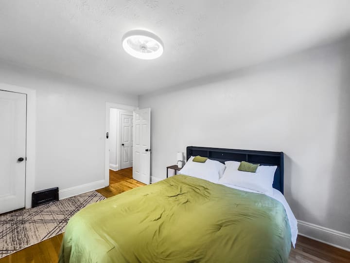 Просторна, спокойна и привлекателна, тази спалня предлага комфорт и лесен достъп до клиниката в Кливланд и университетските височини,суперголямо двойно легло